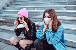 De astăzi intră noile măsuri. Nu mai purtăm mască &icirc;n aer liber, barurile se &icirc;nchid la ora 24, avem voie la spectacole &icirc;n aer liber. Lista completă a relaxărilor